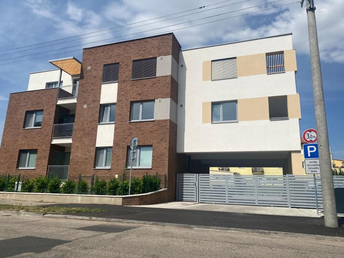 Maja Apartman Дунайска-Стреда Экстерьер фото